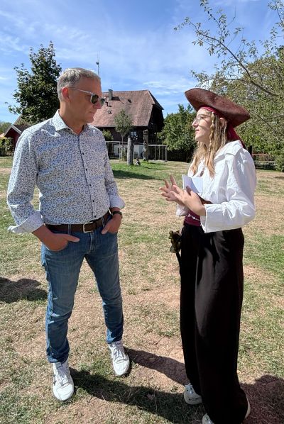 Oberbürgermeister Markus Ibert besucht die Lahrer Piraten auf dem Freiheithof Langenhard