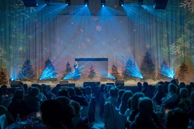 Jasmin Nopper brachte mit ihrer Musik weihnachtliche Stimmung in den Europa-Park Dome.