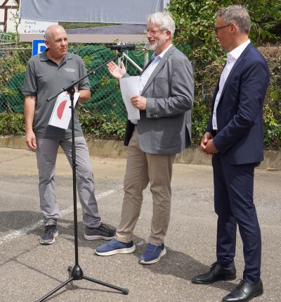 Offizielle Übergabe des roten Punkts für das neue Krematorium Lahr, von links; Geschäftsführer Herbert Schneider (Krematorium Stadt Lahr GmbH), Bürgermeister Tilman Petters und Oberbürgermeister Markus Ibert.