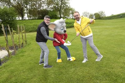 Paul Reeves und Ross Antony mit Ed Euromaus auf dem Golfplatz