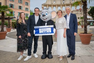 Julia Fleschenberg (EAGLES Charity Golf Club e.V.), Bülent Ceylan, Mauritia Mack und Jürgen Mack bei der Spendenübergabe