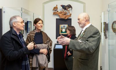 Kurator Hubert Schwär führte die Gäste der Vernissage „Auf der Pirsch“ durch die Sonderausstellung im Kloster-Museum St. Märgen.