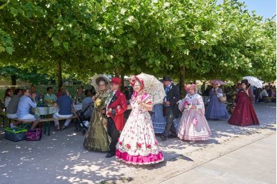 Die Biedermeiergruppe Offenburg gehört traditionell zu „Genuss unter den Platanen“, wenn es heißt: flanieren und dinieren für den guten Kiwanis-Zweck.