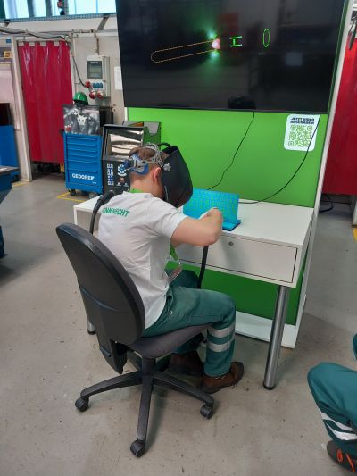 Herrenknecht-Ausbildungstag – ein Auszubildender zeigt den Schweißsimulator.