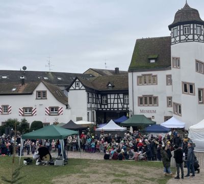 5. Adventsmarkt „Kunst aus dem Koffer“ begeistert Besucher