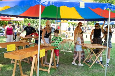 Spiel, Spaß und Kreativität stehen beim Sommerfest im Mittelpunkt: Kinder können sich unter anderem auf Karussell, Hüpfburg, große Holzspiele und zahlreiche kreative Mitmachstationen freuen.