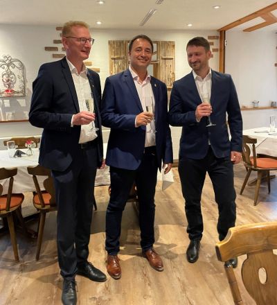 Ein bereichernder Austausch, auf den man gerne angestoßen hat: (v.l.n.r.) Bürgermeister Thomas Gedemer, Bürgermeisterstellvertreter von Oliva Salvador Llopiz und Bürgermeister von Kremnica Martin Novodomec.