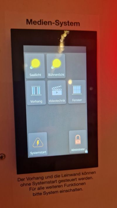 Einfaches Bedienpanel für die neue Licht- und Tonanlage