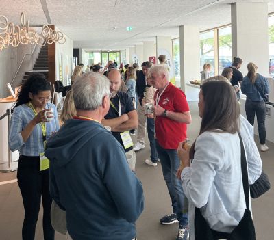 Perfektes Format: Zwischen den kurzweiligen Vorträgen konnten sich die TeilnehmerInnen im Foyer austauschen, Kaffee und Snacks genießen. Foto: mehrpunkt