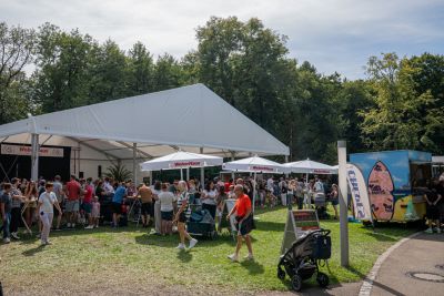 Auch für das leibliche Wohl ist gesorgt: Verschiedene gastronomische Angebote und das Restaurant HAUSZEIT laden beim Sommerfest zu herzhaften und süßen Genussmomenten ein.