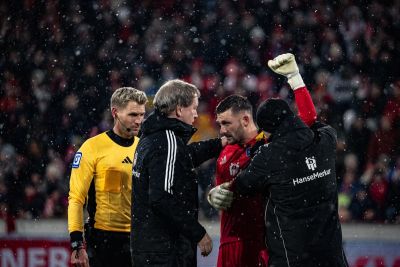 Hamburgs Torhüter Daniel Heuer Fernandes hatte offenbar Probleme mit seiner linken Schulter und ließ diese untersuchen.