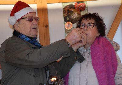 Auf dem Weihnachtsmarkt durfte Gerlinde Kretschmann eine eigene Weihnachtskugel herstellen, genauso wie OB Michael Schmieder
