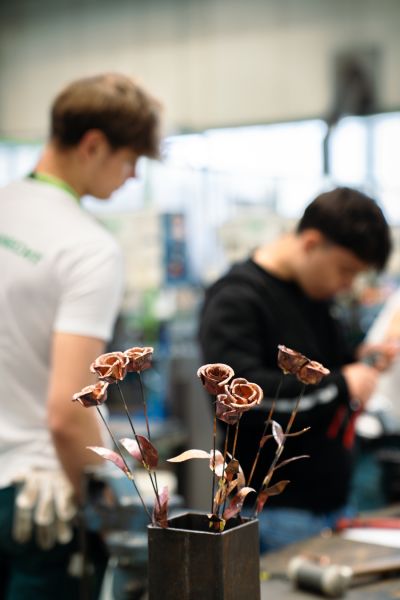 Herrenknecht-Ausbildungstag – auch aus Metall lassen sich Rosen herstellen.