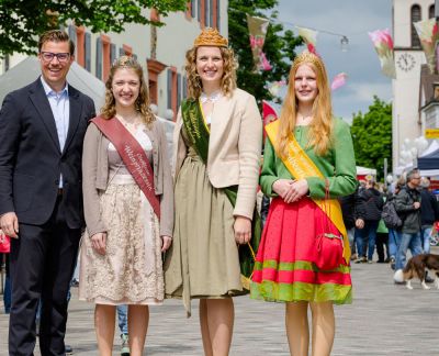 Oberbürgermeister Gregor Bühler mit den Hoheiten, die Wein, Erdbeere und Wald als Stärken der Region repräsentierten. Foto: Stadt Oberkirch / Fotograf: Michael Rosenstiel