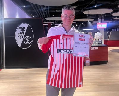 Carsten Winter mit der Urkunde